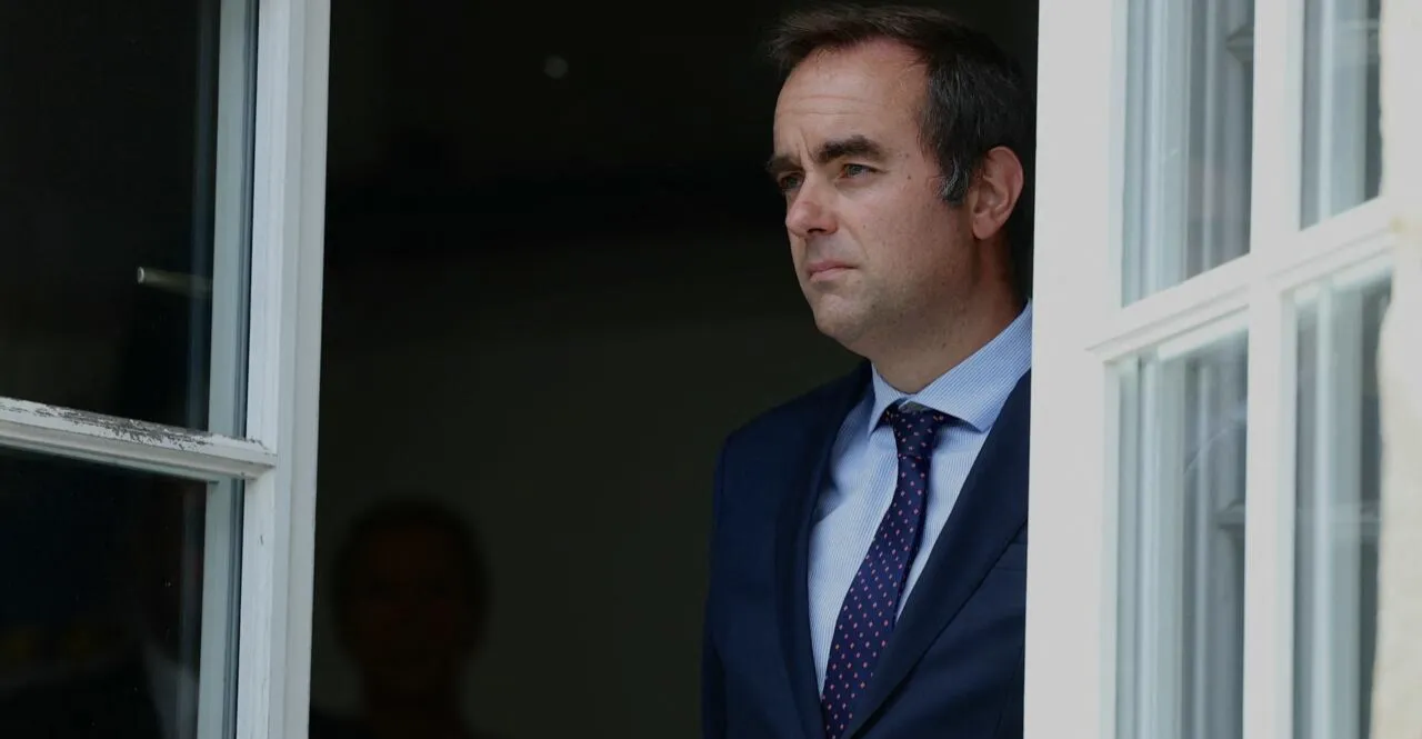 ماكرون يقبل استقالة رئيس الوزراء الفرنسي بعد ساعات على تكليفه