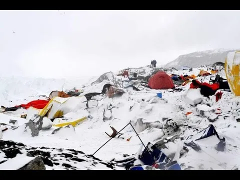 هەزار گەشتیار لە لوتکەی ئەڤرێست گیرکەن