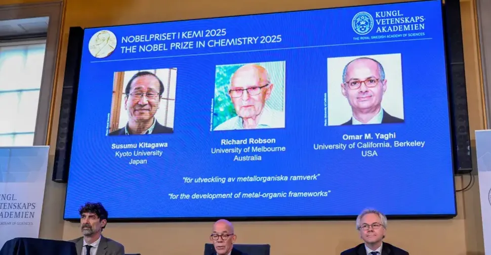 أحدهم من أصل عربي.. ثلاثة علماء يفوزون بنوبل للكيمياء 2025