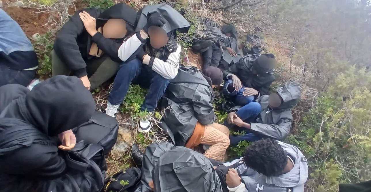 بينهم عراقيان .. مجموعة من المهاجرين عالقون في جزيرة يونانية نائية (صور)