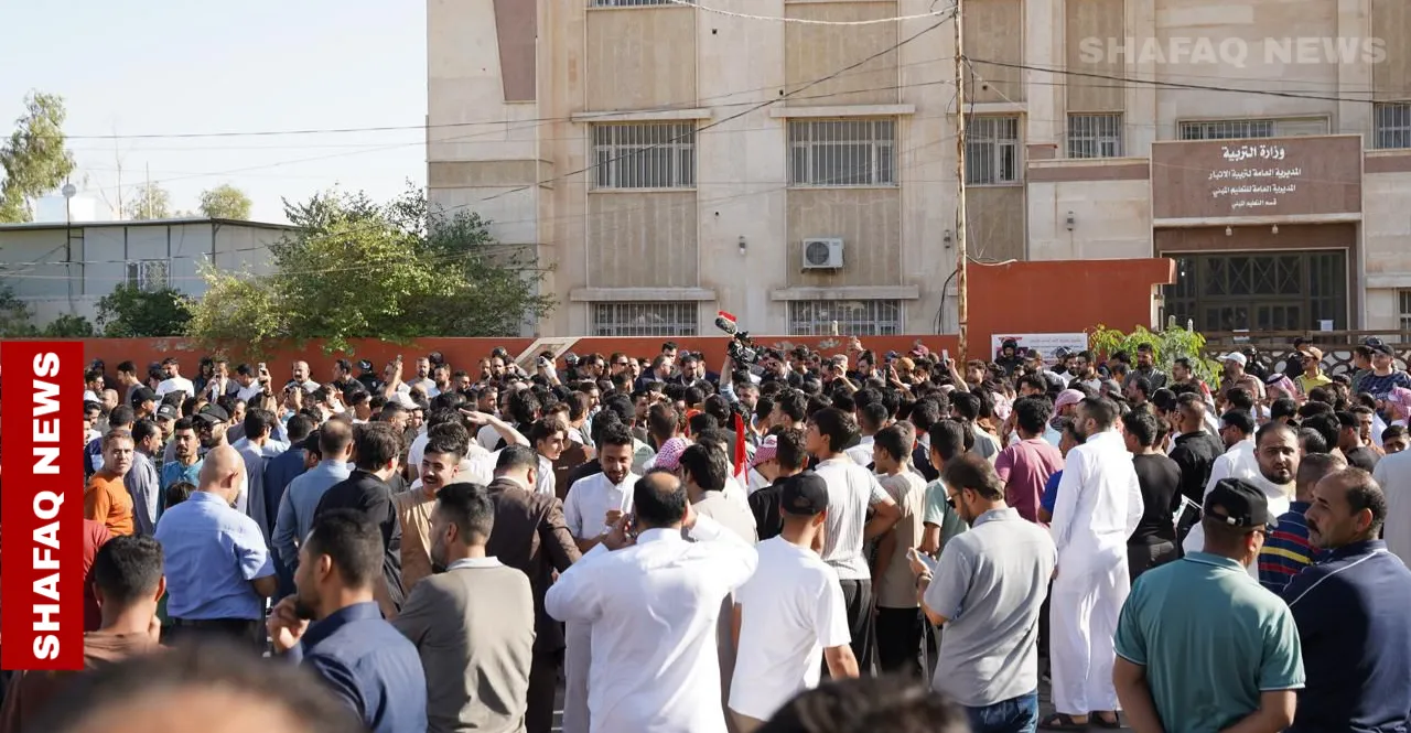 تظاهرات بمشاركة "سياسية".. مدير التربية يثير انقساماً في الأنبار