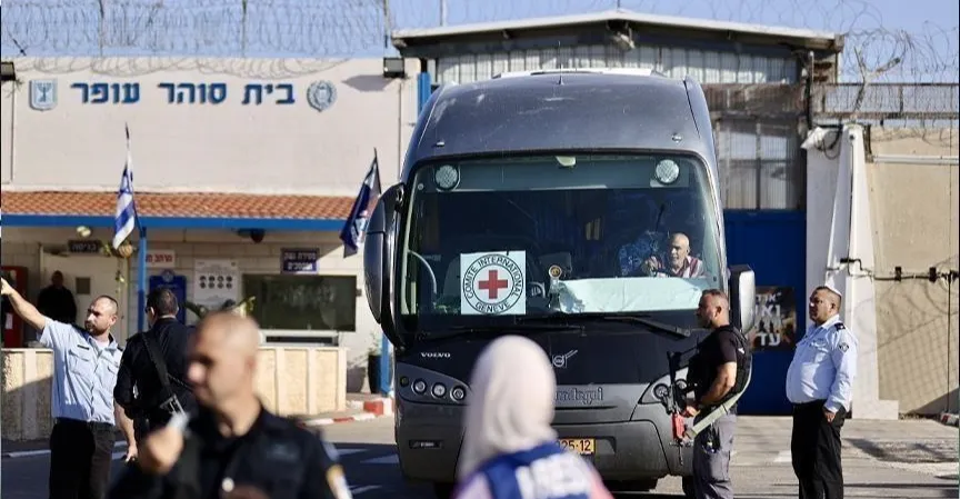 إسرائيل تبدأ بالإفراج عن 195 أسيراً فلسطينياً ضمن اتفاق ترمب للسلام