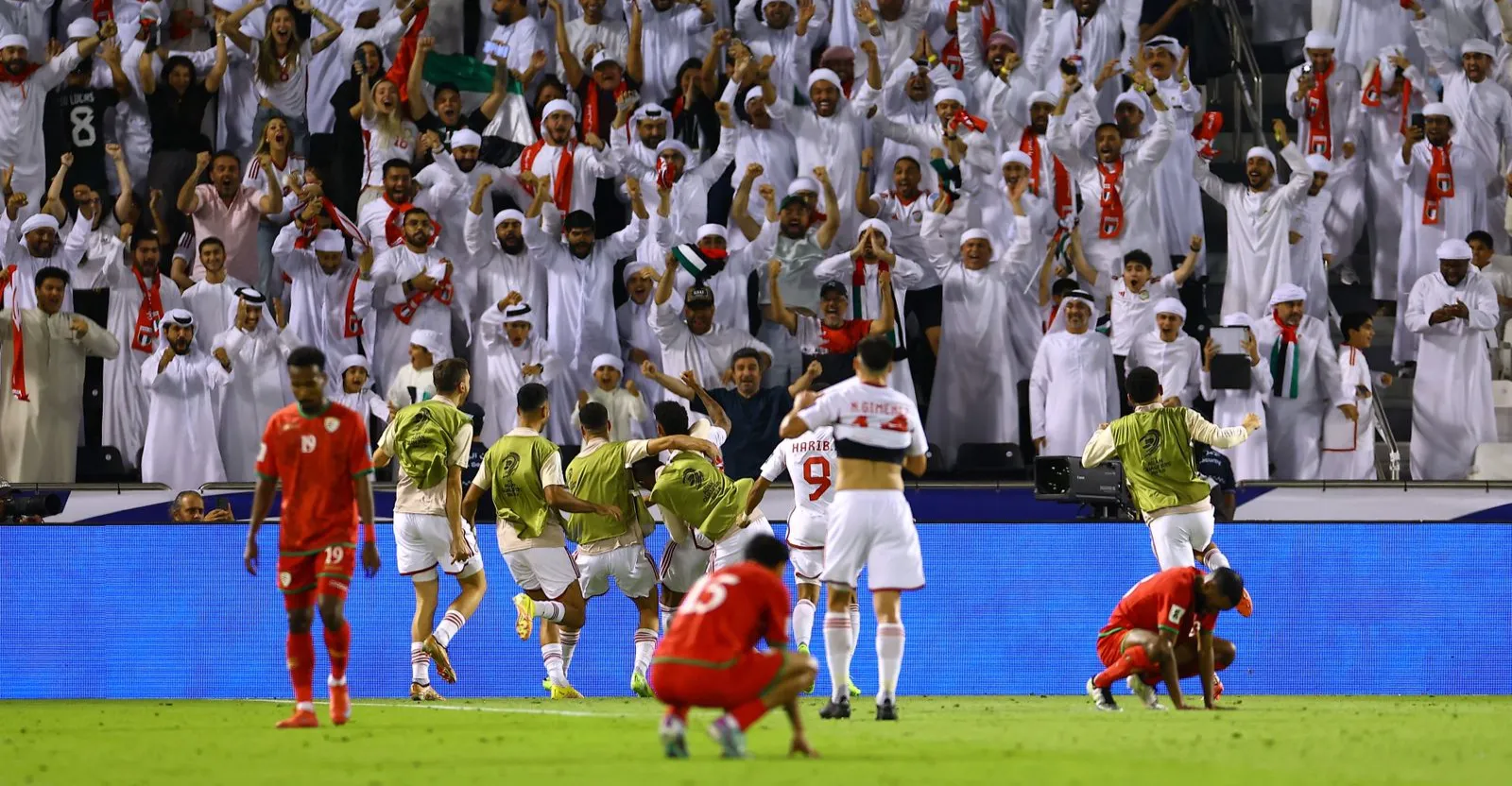 الإمارات تخطف فوزاً مثيراً من عُمان وتعزز حظوظها بالتأهل لكأس العالم