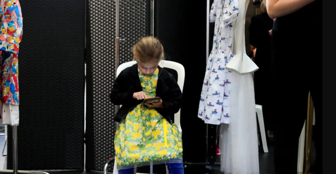 دراسة صادمة: كل دقيقة أمام الشاشة تكلف الطفل علامة في تحصيله الدراسي