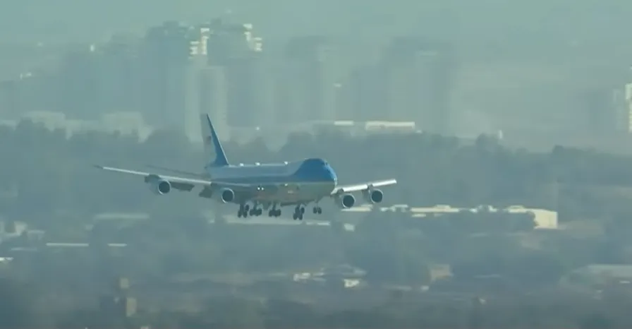 طائرة ترمب تحط في تل أبيب والإسرائيليون يرفعون لافتات شكر