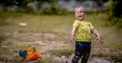 الطفل الثاني في العائلة.. دراسة تكشف سر "المشاغب الدائم"