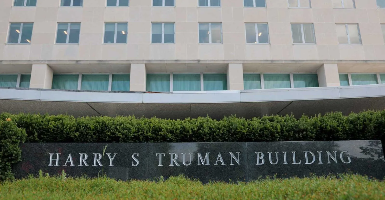 الخارجية الأميركية توقف الخدمات القنصلية غير الطارئة في إيران