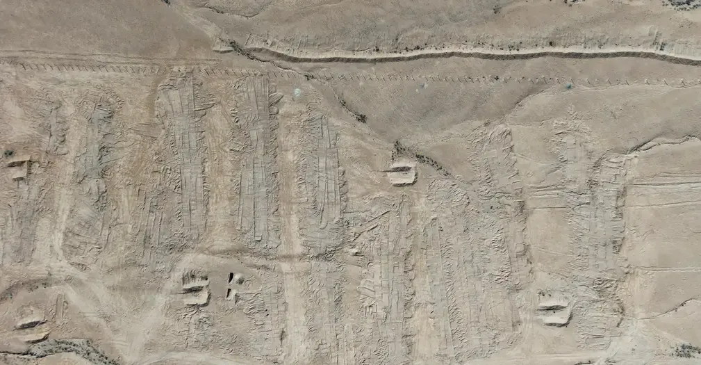 عُرفت بـ"نقل الأتربة".. تفاصيل خطيرة لعملية إخفاء نظام الأسد آلاف الجثث بالصحراء