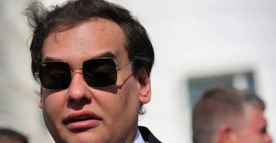 "النائب الكاذب" ينال عفو ترمب