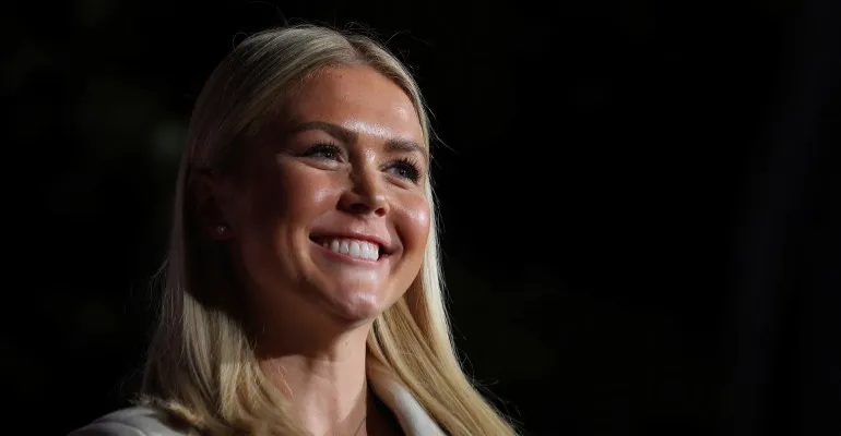 المتحدثة باسم ترمب تجيب صحفياً حول من اختار هنغاريا للقاء بوتين: أمك