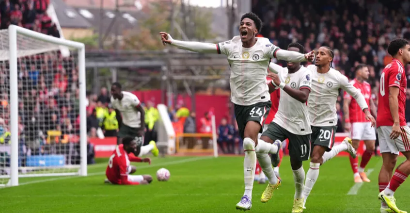 تشيلسي يسحق نوتنغهام ويلاحق أرسنال على صدارة الدوري