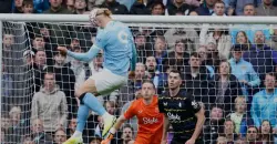 مانشستر سيتي يتصدر الدوري الإنجليزي مؤقتاً بثنائية هالاند في إيفرتون