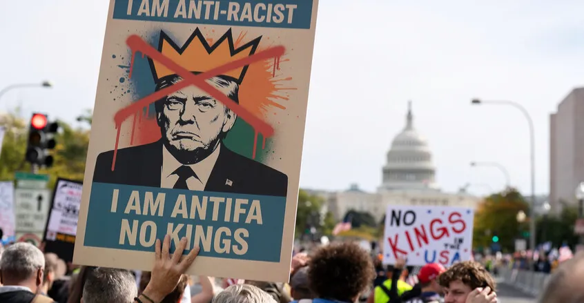 أميركا.. احتجاجات واسعة ضد إدارة ترمب تحت شعار "لا ملوك"