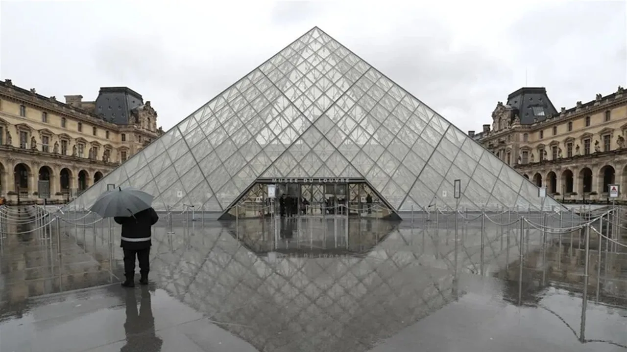 مۆزەخانەی لۆڤەر لە پاریس کەفێدە وەر پەلامار دزیکردن