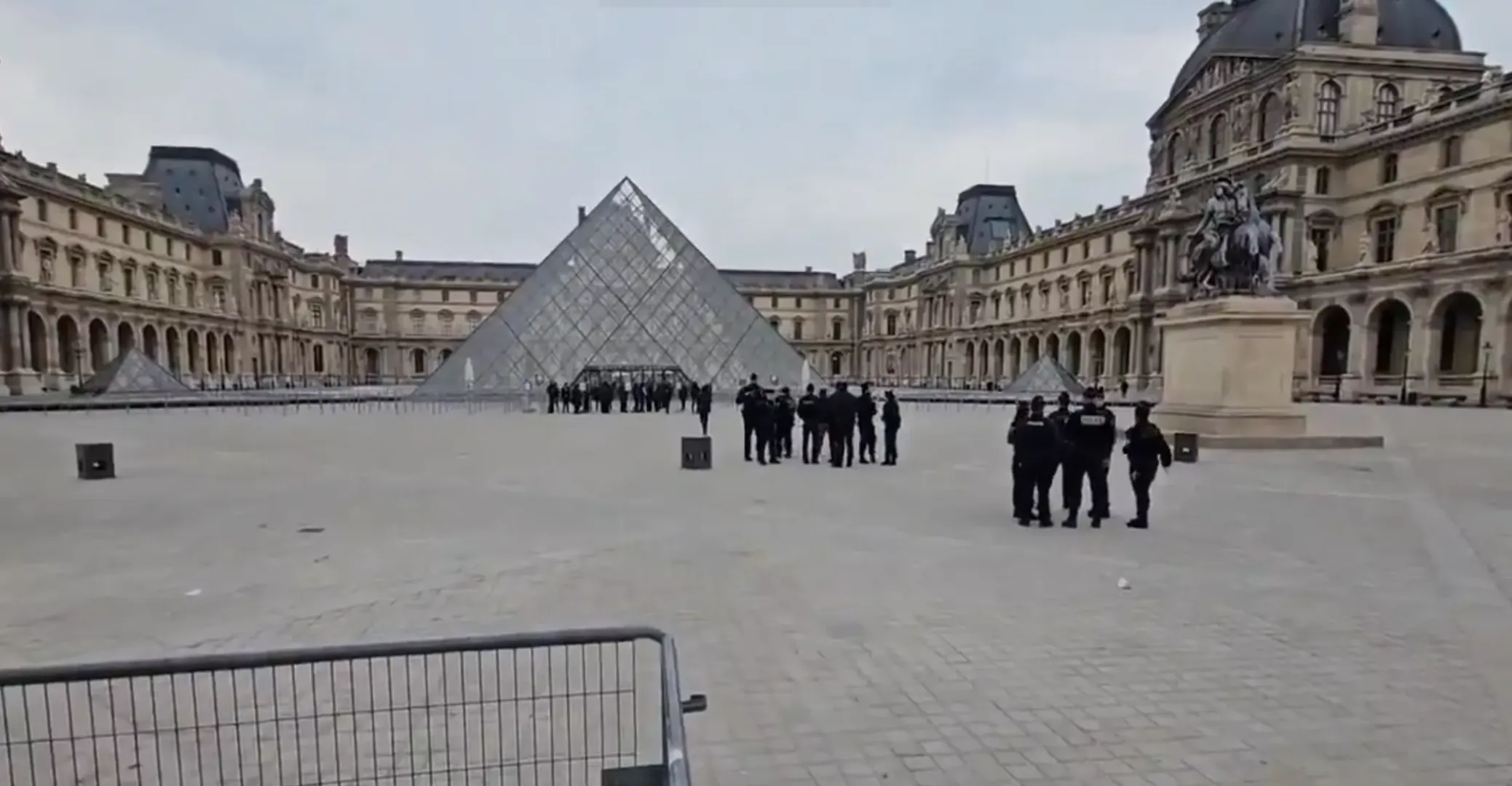 متحف اللوفر يتعرّض لعملية سطو.. اللصوص سرقوا مجوهرات ولاذوا بالفرار