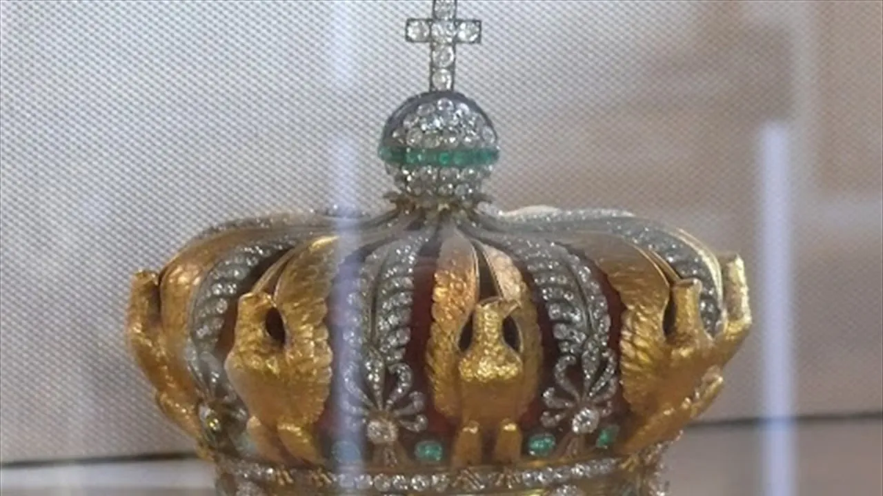 تاج خانمە ئیمپراتۆر یۆجینی لە دەیشت مۆزەخانەی لۆڤەر پەیا کریا