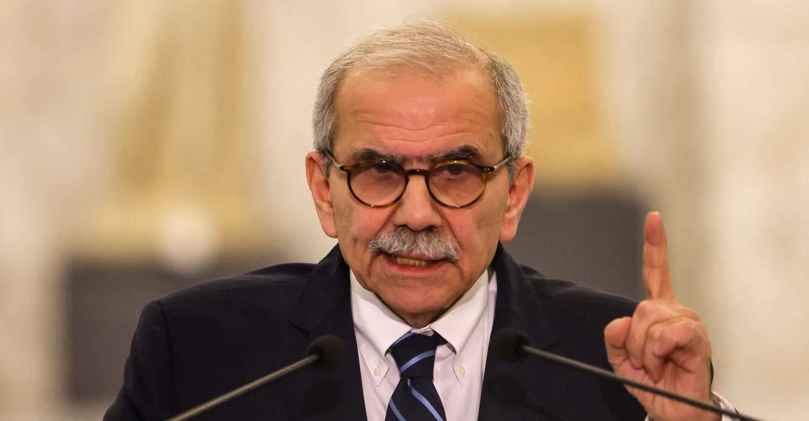 رئيس وزراء لبنان: على حزب الله التخلي عن جناحه العسكري