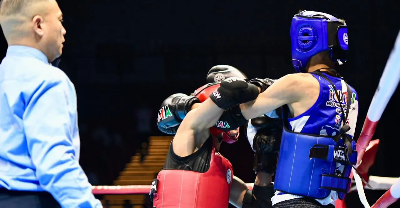 "المواي تاي".. عراقي يحقق فوزاً مستحقاً ويتأهل إلى الدور الثاني بوزن 51 كغم