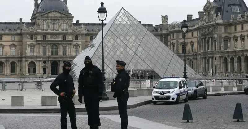 الشرطة الفرنسية توقف متهمين بحادثة اللوفر
