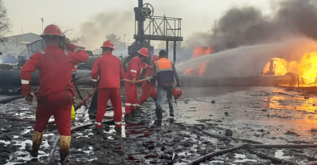 النفط العراقية تعلن إخماد حريق مستودع زبير/1 بشكل كامل