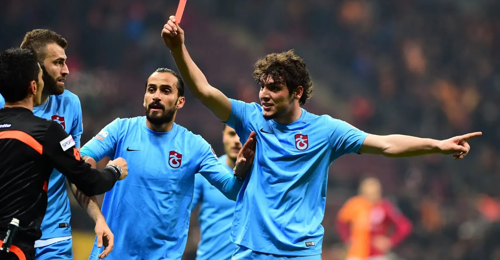 تركيا.. اتهام 570 حكم كرة قدم بالرهان على المباريات