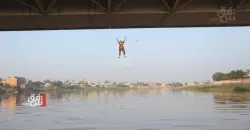 محاولة انتحارامرأة من جسر الزبير ورجل مشنوق في بغداد (فيديو)