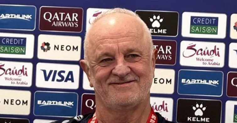 قبل مواجهتي الإمارات.. أرنولد يصل بغداد وتأجيل تجمع المنتخب لعدم الجهوزية