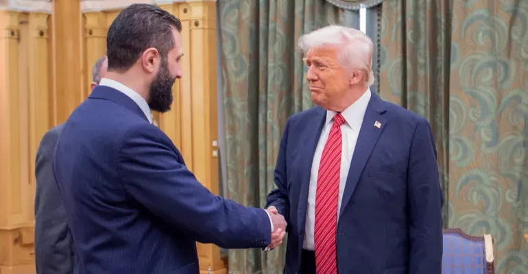 الشرع يدخل البيت الأبيض من "باب جانبي" ويعقد لقاء مغلقاً مع ترمب