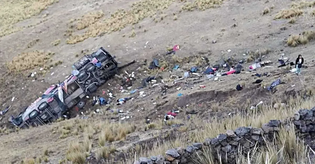 البيرو.. مصرع وإصابة 55 شخصاً في حادث مأساوي (فيديو)