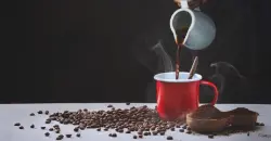 طبيب روسي يفند خرافات القهوة: أربع أكواب يومياً آمنة وتفيد القلب