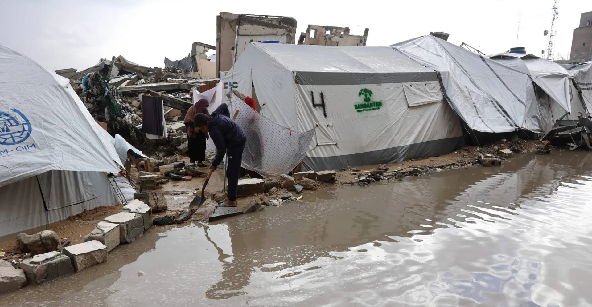 الأمطار تغرق غزة بالكامل وتفاقم معاناة السكان