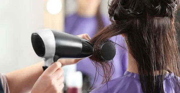 كيف يؤثر الهواء الساخن لمجفف الشعر على قوة ومرونة شعرك؟
