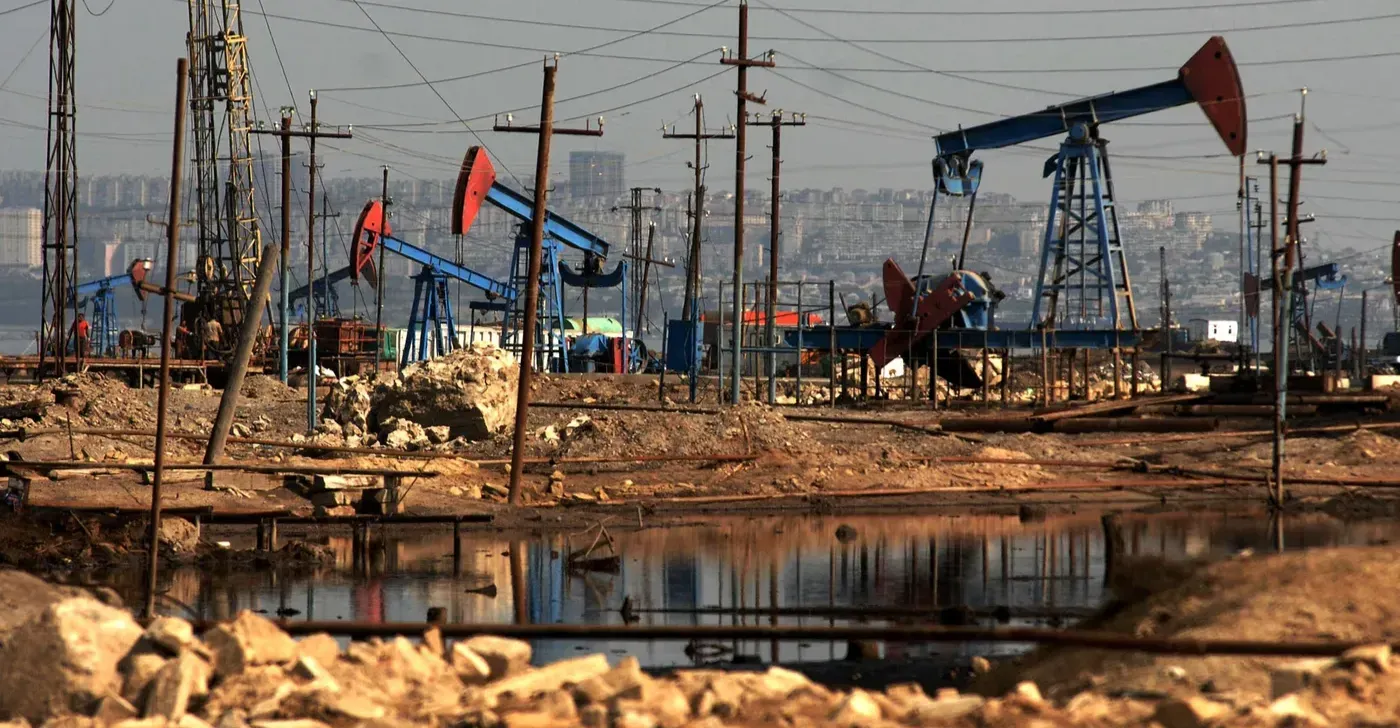 Oil weakens on US inventory jump despite Russia-sanctions risk