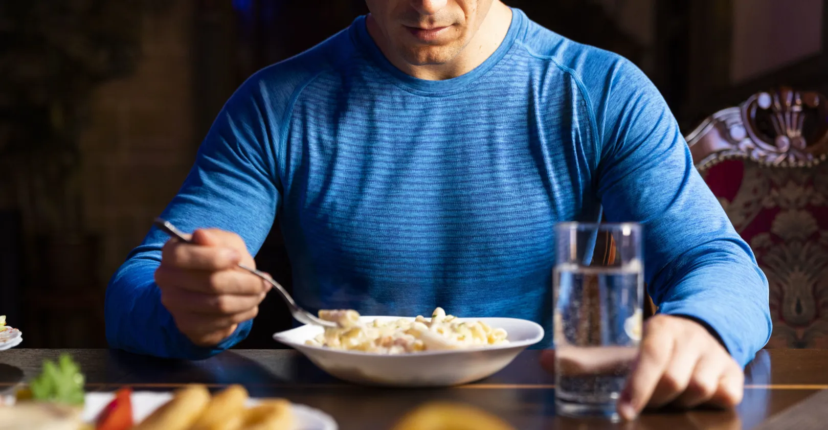 ثلاثة أسباب تجعل العشاء المبكر خياراً صحياً خلال فصل الشتاء