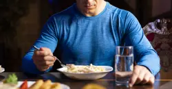 ثلاثة أسباب تجعل العشاء المبكر خياراً صحياً خلال فصل الشتاء
