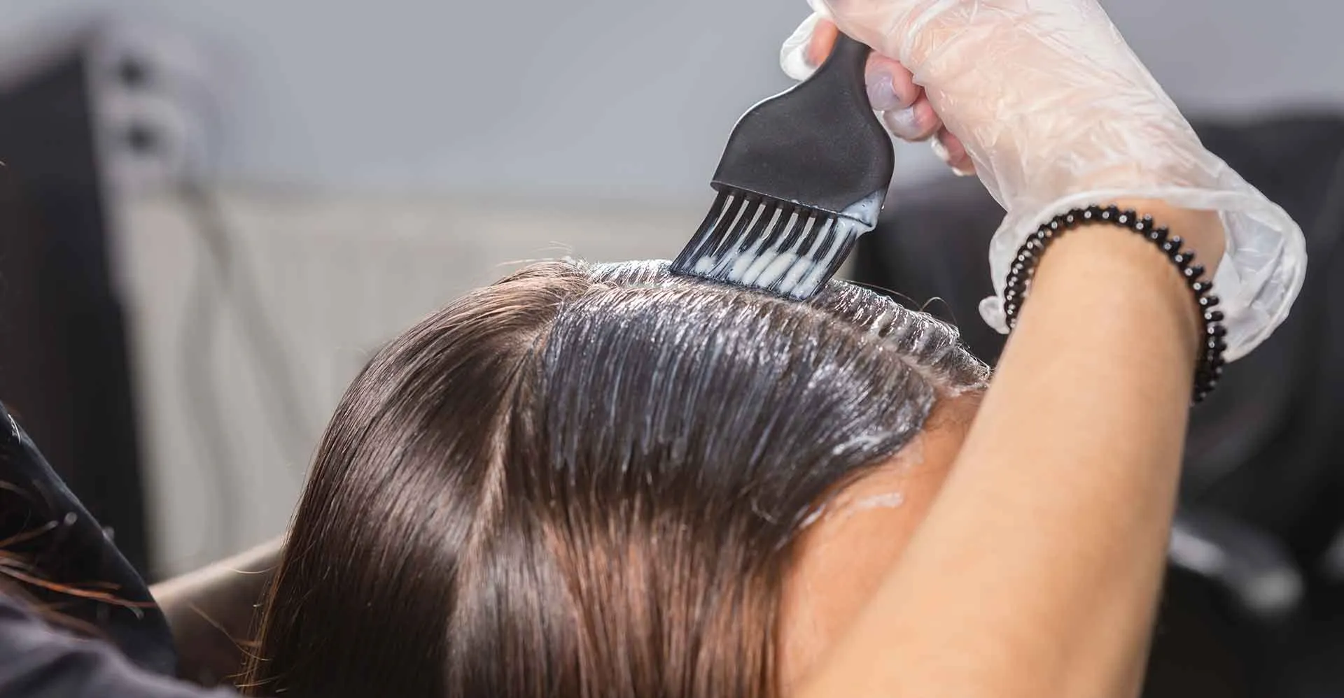 صبغات الشعر الدائمة.. ثبات في اللون ومخاطر صامتة على الصحة