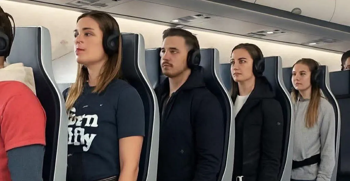 "السفر واقفاً".. شركة طيران ترد على فكرة ساخرة وتشعل الجدل