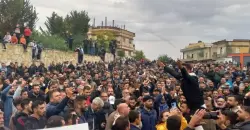 مئات العلويين يخرجون في تظاهرات غير مسبوقة بالساحل السوري.. صور