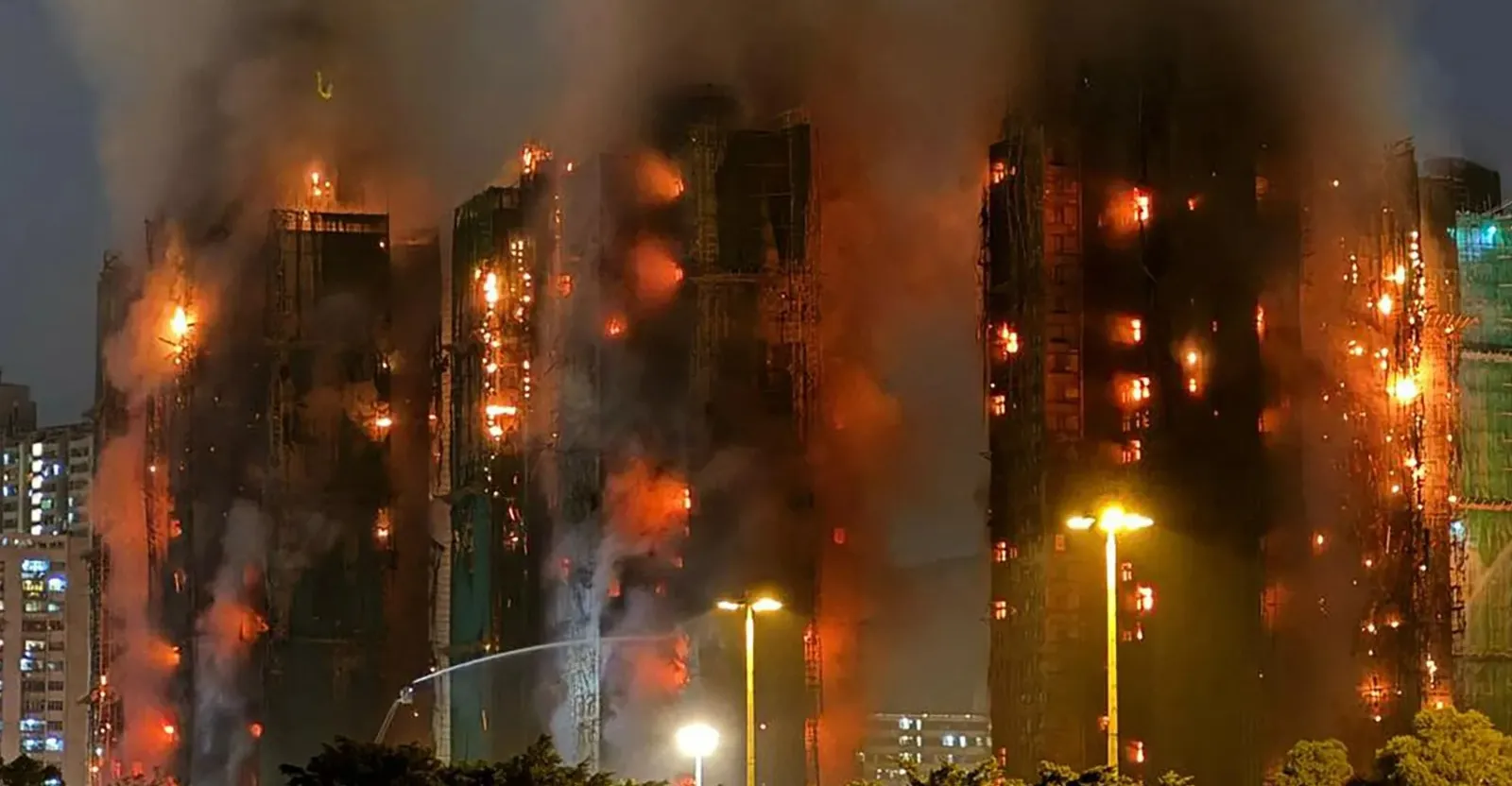 هونغ كونغ.. 35 قتيلاً ومصاباً بحريق مجمع سكني (فيديو)