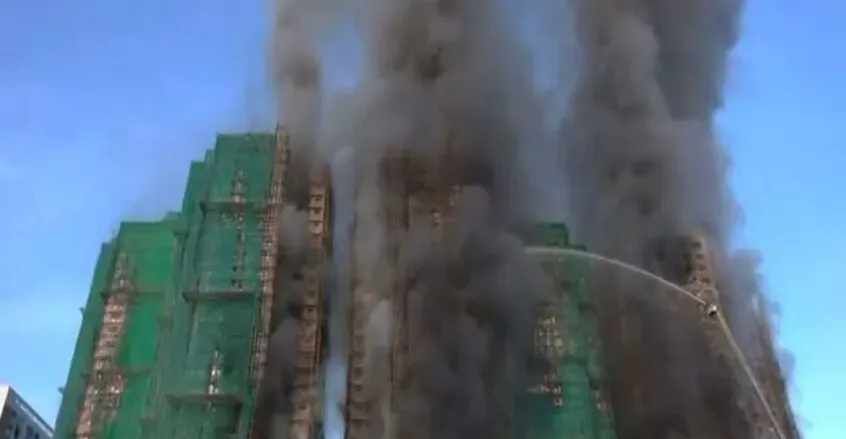 هۆنگ کۆنگ.. کوشیان و زەخمداری 35 کەس وە ئاگر ناو کۆمەڵگەیگ نیشتەجیبوین (ڤیدیۆ)