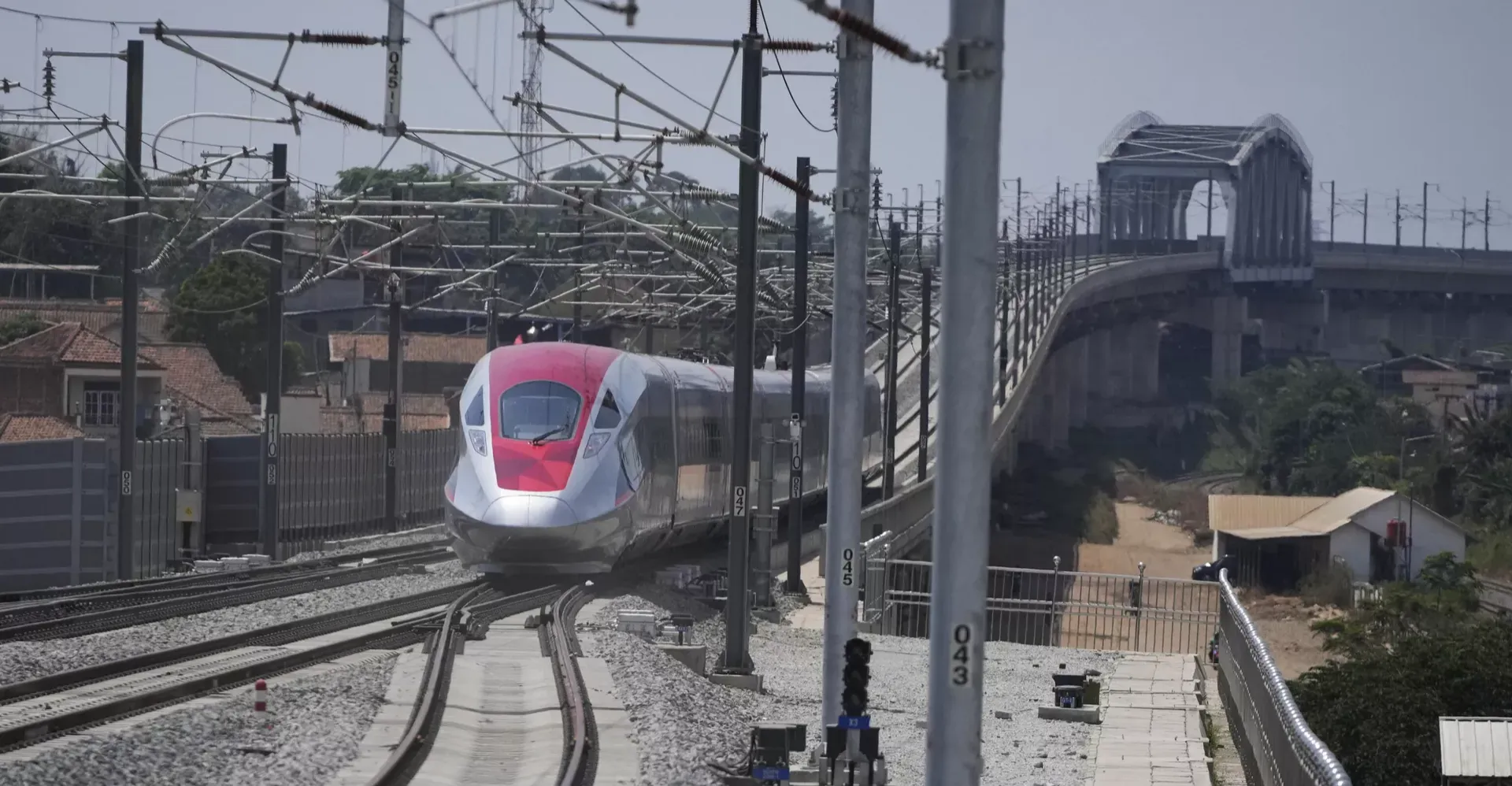 مصرع وإصابة 13 عاملا بحادث دهس قطار في الصين