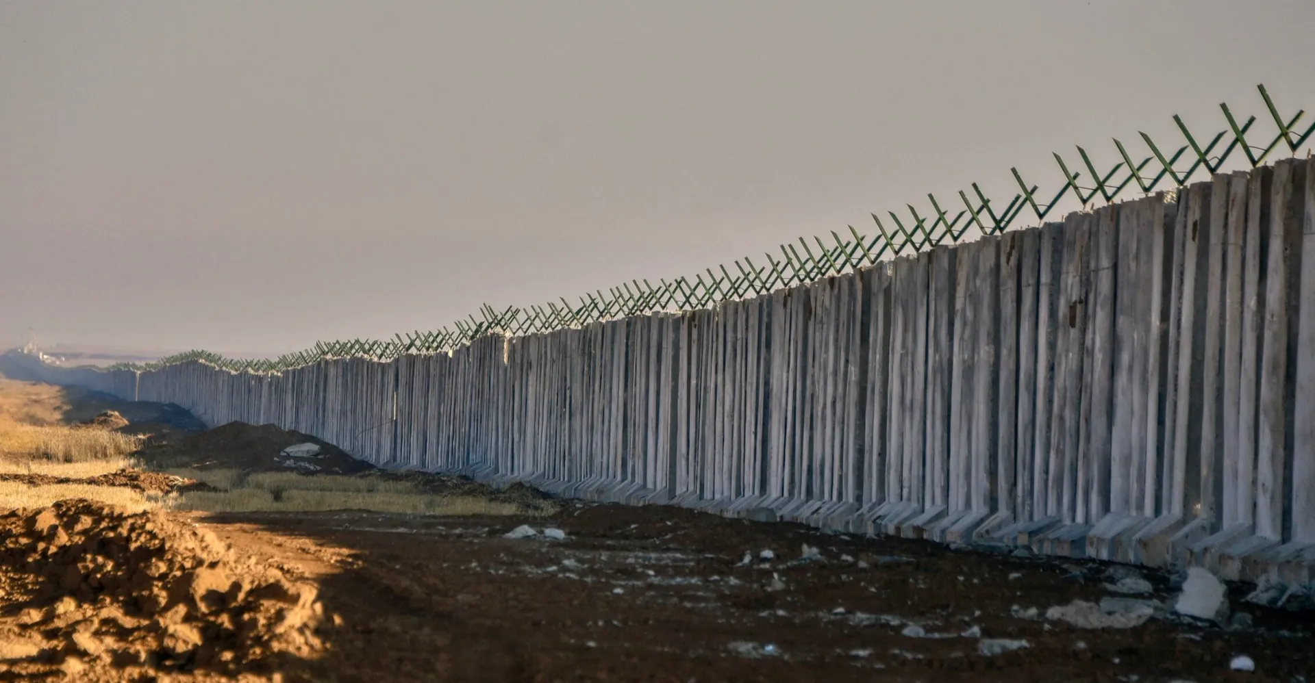 بين العراق وسوريا.. الجدار الخرساني يقطع إمدادات إيران ويفرق العائلات