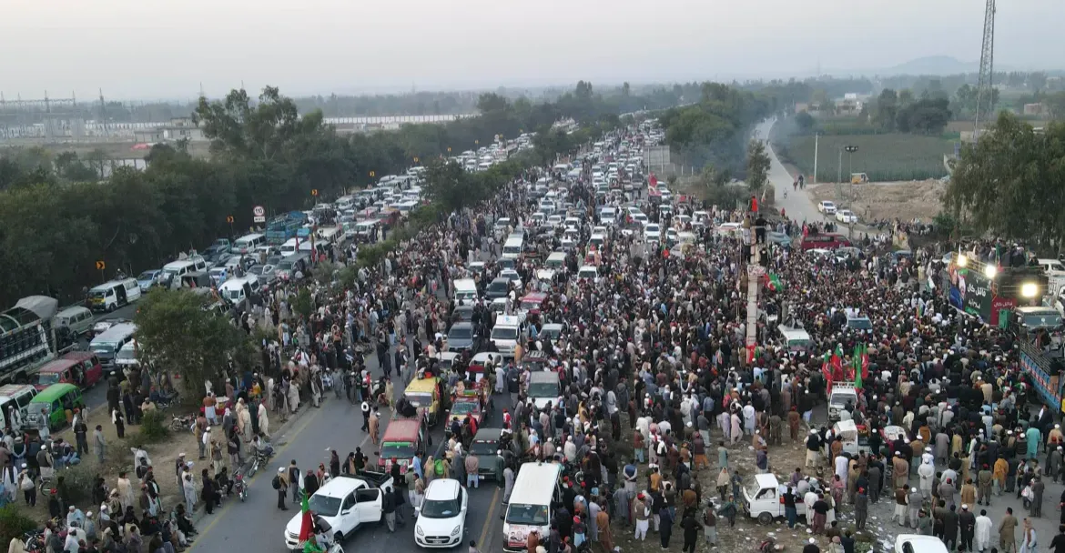 الشارع الباكستاني يحتج: أين اختفى عمران خان؟