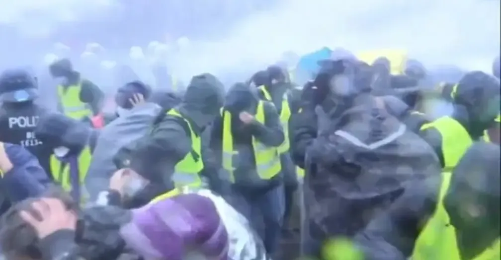 المانيا.. تظاهرات حاشدة واعمال عنف تؤجل مؤتمراً معارضاً (فيديو)