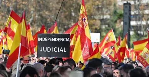 إسبانيا.. تظاهرات غاضبة في مدريد للمطالبة بانتخابات مبكرة