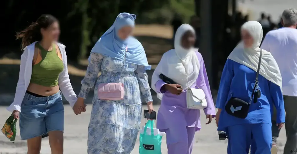 وزير الداخلية الفرنسي يعارض حظر حجاب القاصرات: خطوة قد تصم المسلمين