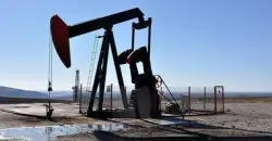 Oil climbs on geopolitical risk and steady output pledge