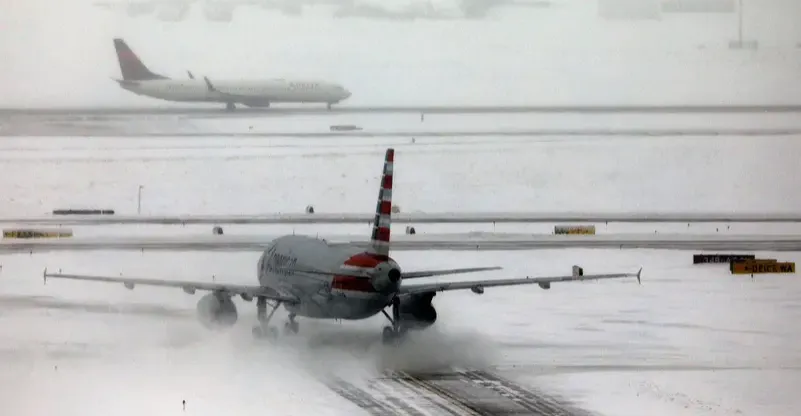 عاصفة ثلجية تضرب الولايات المتحدة وتلغي مئات الرحلات الجوية