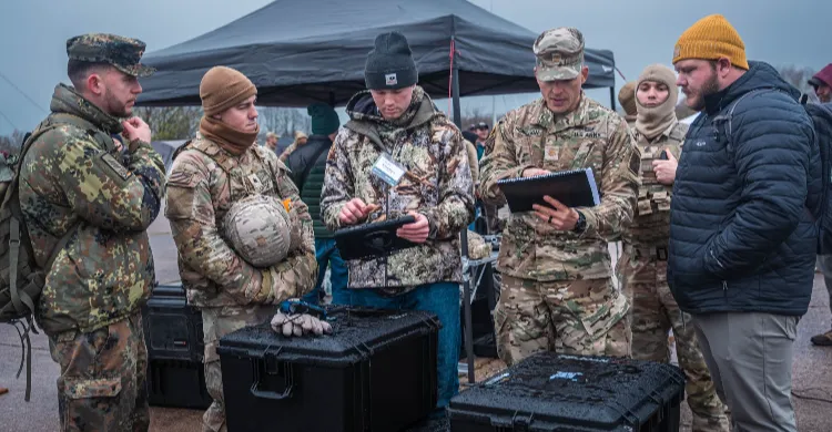 "مصيدة الذباب".. الناتو يكشف مشروعاً أميركياً لمواجهة المسيّرات