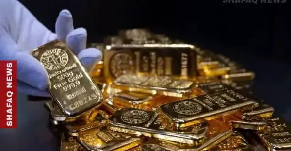 Gold dips as investors wait on Fed data